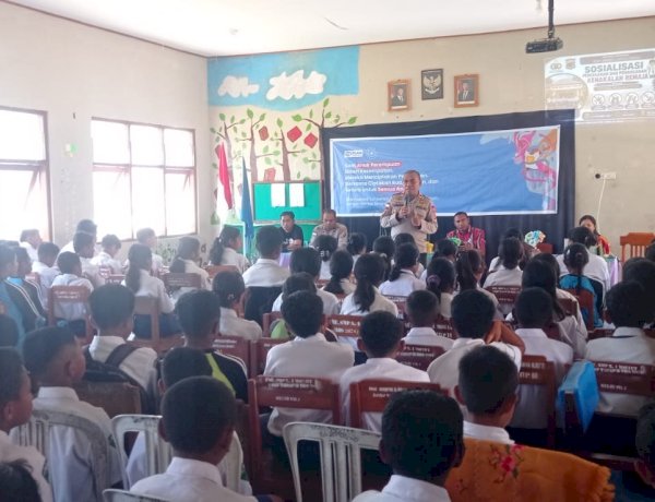 Bhabinkamtibmas Mollo Utara Bersama Kapolsek Gelar Sosialisasi Kenakalan Remaja di SMP Negeri 1 Mollo Utara