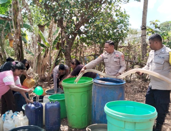 Jumat Berkah, Polres TTS Salurkan Air Bersih untuk Warga Karang Siri yang Kesulitan Air