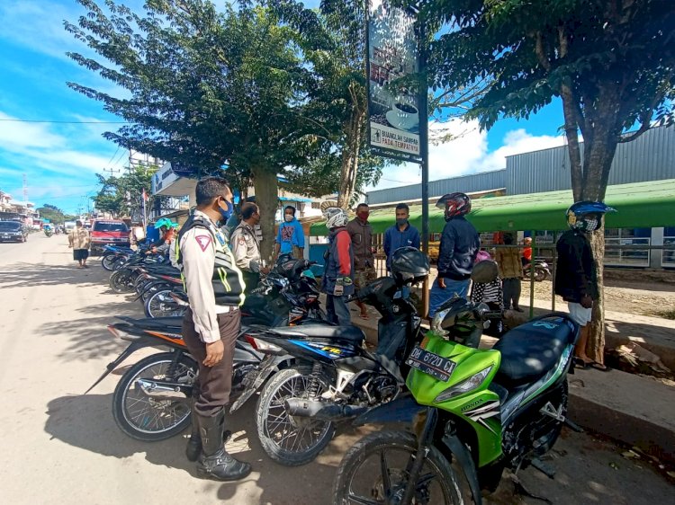 Anggota Lantas  Polres TTS Sambangi para Ojek