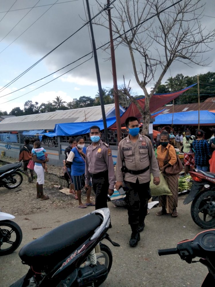 Patroli ke Pasar Mingguan, Personil Polsek  Amanuban Tengah Inbau warga Cegah Covid-19