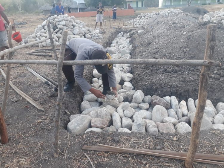 Meningkatkan  Silaturahmi, Bhabinkamtibmas  Polsek Amanuban Selatan Hadiri Peletakan Batu Pertama Pembangunan Gedung Sekolah