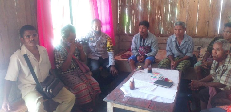 Bhabinkamtibmas Bantu Warga Selesaikan Permasalan Di wilayah Desa Binaannya