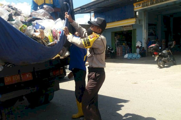 Peduli kebersihan, Bhabinkamtibmas Turut Serta Bersihkan Sampah