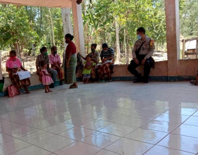 Cegah Penyebaran Covid-19, Bhabinkamtibmas Imbau Warga Desa  Patuhin Protokol Kesehatan