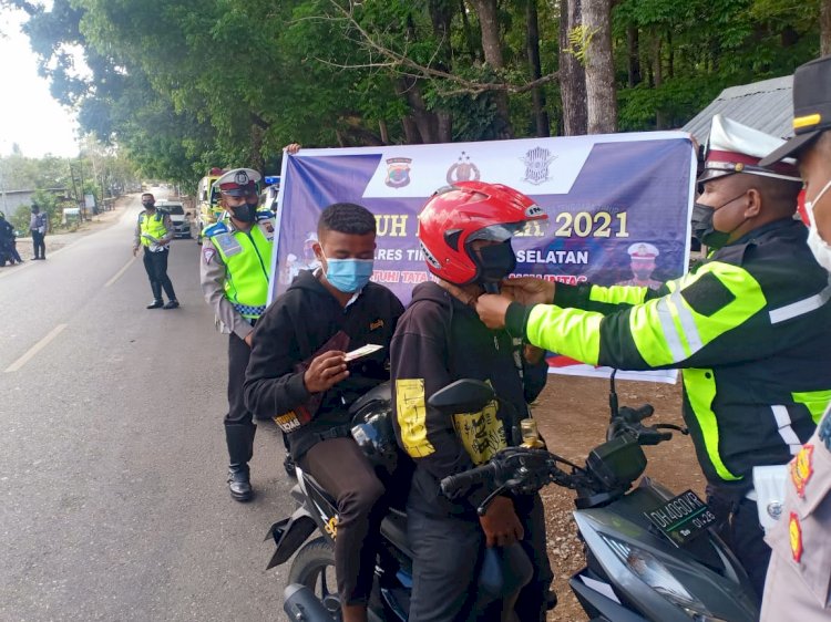 Gelar Ops Patuh Ranakah-2021, Sat Lantas Polres TTS Bagikan Masker