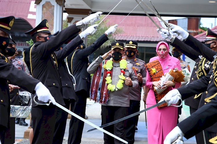  Tradisi Payung Pora dan Pedang Pora  Polres TTS Melepas Pejabat Lama Kapolres TTS
