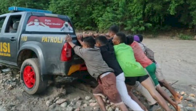 Usai Silahturahmi Dengan Raja Boti dan Masyarakatnya Mobil Rombongan Kapolres TTS Terjebak Banjir Di Sungai Boti