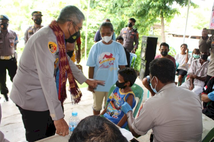 Kapolda NTT Tinjau Vaksinasi Bagi Masyarakat di Gereja St. Maria Dari Ibu Angelina Noelbaki