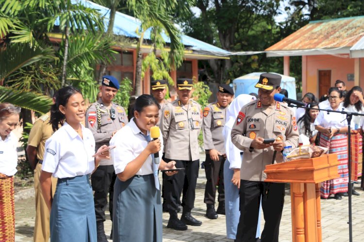 Jawab  Tantangan Kapolda NTT Saat  Safari Kamtibmas di SMA Negeri 1 Kupang Timur, Siswa  di beri Hadiah Oleh Kapolda NTT