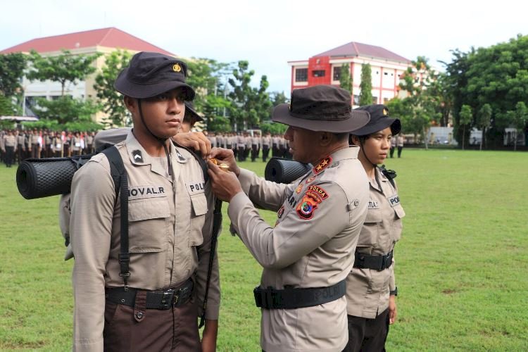 Kapolda NTT  lepas keberangkatan peserta Pembaretan Bintara Remaja (Baja) Angkatan 48 tahun 2023 Ditsamapta ke Kecamatan Kupang Barat, Kabupaten Kupang