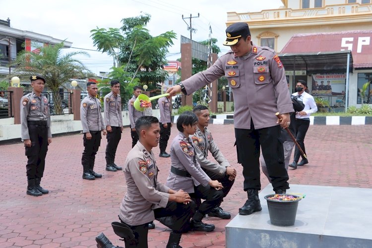 Bintara Remaja Mutasi Ke Polres TTS, Kapolres TTS Laksanakan Tradisi Penyambutan 