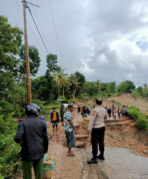 Pasca Putusnya Akses Jalan Akibat Bencana Tanah Longsor, Kapolsek Kie  Rutin Patroli ke Lokasi Longsor