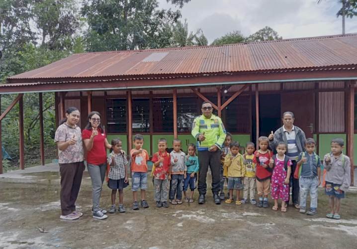 Polisi Sahabat Anak, personil Sat Lantas Polres TTS Kunjungi TK  Sejati Mollo Selatan