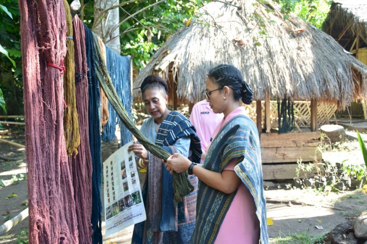 Dukung Kebudayaan di Sikka, Ketua Umum Bhayangkari Ny. Juliati Sigit Prabowo Kunjungi Sangar Tenun Ikat Lepo Lorun