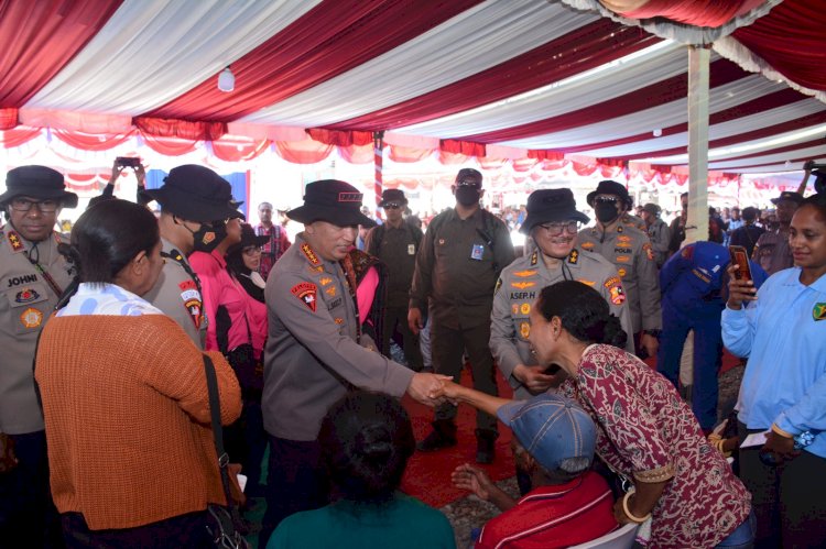 Kapolri dan Ketua Umum Bhayangkari Tinjau Bakti Kesehatan Polri Presisi di Pulau Palue NTT