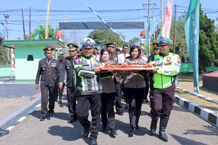 HUT TNI ke-78, Kapolres TTS Dan Personil Beri Kejutan Di Makodim 1621/TTS