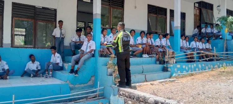 Police Goes to School, Sat Lantas Polres TTS  Sosialisasi Kamseltibcarlantas di SMKN Oelet