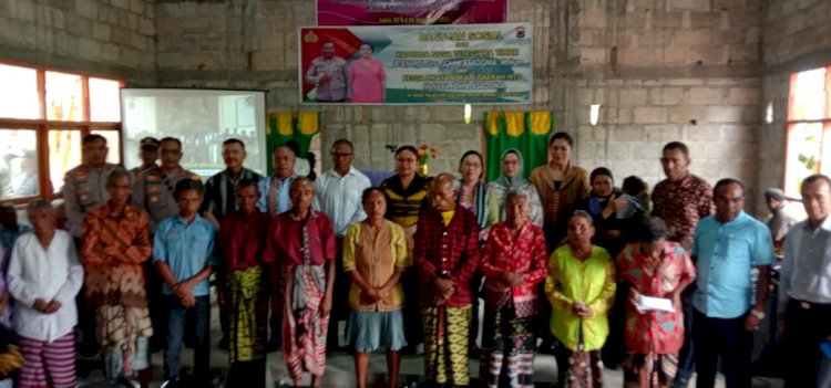 Hadir di Tengah  Jemaat  GMIT Imanuel Noetoko-TTS,  Kapolda NTT dan Ketua Bhayangkari Daerah  Salurkan Bantuan Sosial Sembako