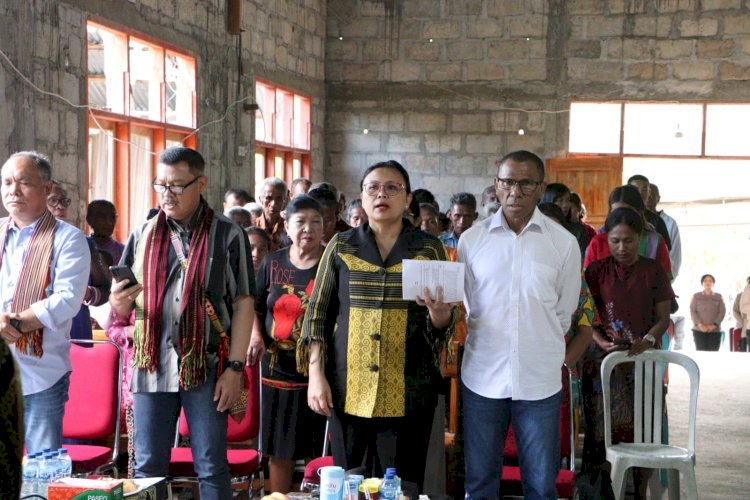 Kunjungang ke  Jemaat Gereja Imanuel Noetoko-TTS,  Kapolda NTT dan Ketua Bhayangkari Daerah Ikut Beribadah  Bersama Jemaat