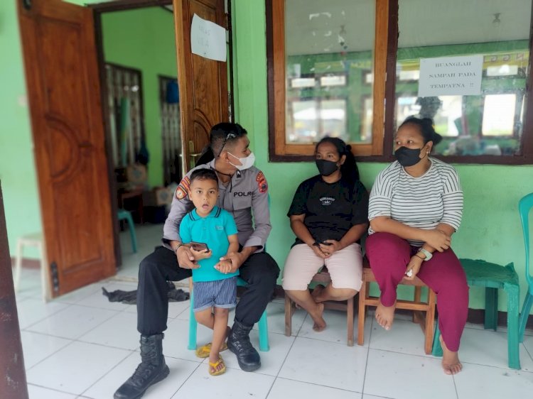 Tim Trauma Healing Ditsamapta Polda NTT Bantu Korban Erupsi Gunung Lewotobi Laki-laki di Kabupaten Flotim
