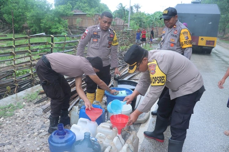 Peduli Kemanusiaan Polres TTS Distribusi Air Bersih Kepada 692 KK Warga Terdampak Bencana Banjir Di Desa  Toineke
