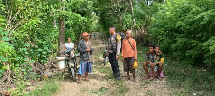 Sambangi  Warga, Bhabinkamtibmas Beri Pesan-pesan Kamtibmas