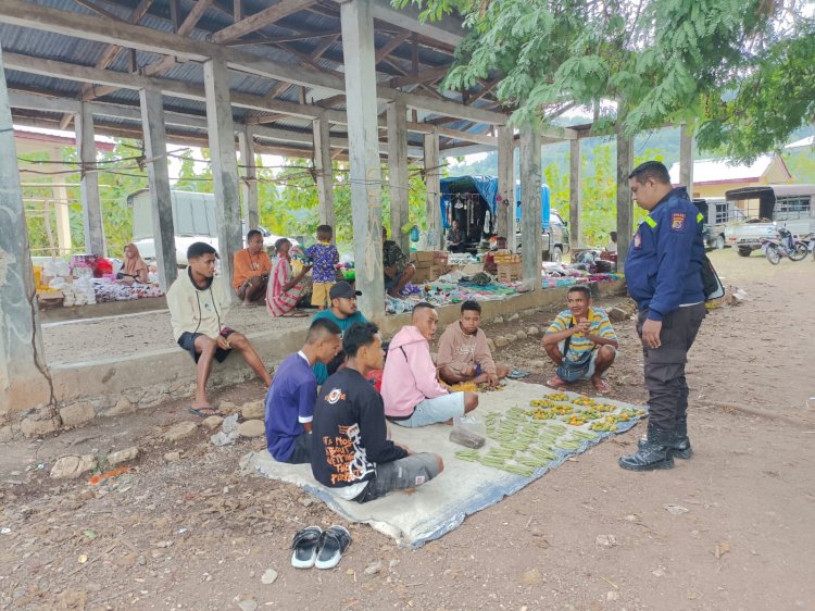 Turun Ke Pasar Mingguan Kec Mollo Barat, Bhabinkamtibmas Ajak Jaga Kamtibmas