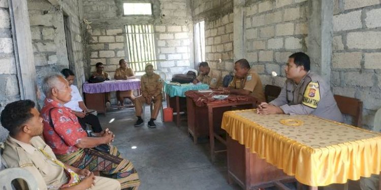 Meningkatkan Silahturahmi, Bhabinkamtibmas Sambangi Kantor Desa  