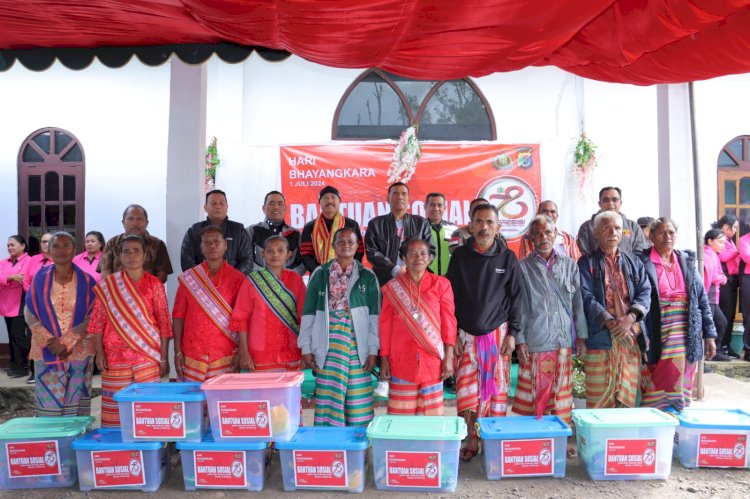 Peringati  Hari Bhayangkara Ke -78 ,  Kapolda NTT Bersama PJU Polda NTT Dengan  Bersepeda Motor Touring Ke Fatumnasi Sambil bagi Bansos