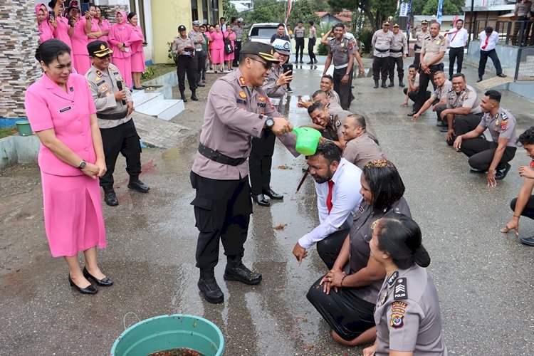 Mandi Kembang, Warnai Upacara Kenaikan Pangkat Sejumlah Personil Polres TTS