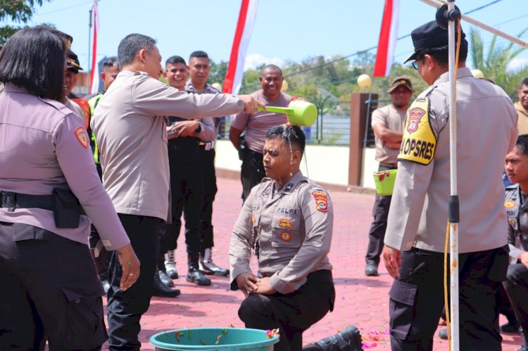 20 Bintara Remaja Polri  Mutasi Polda Ke Polres TTS Di Sambut  Jalan Kaki dan Tradisi Penyiraman Air Kembang Oleh Kapolres TTS