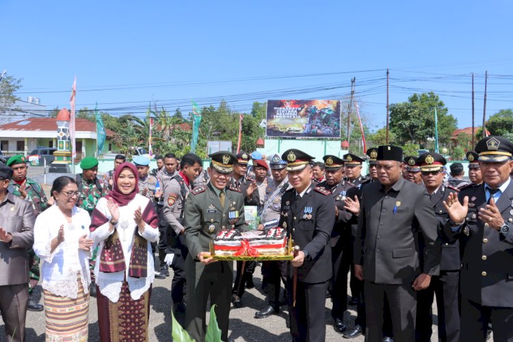 Hadiri Upacara HUT TNI Ke-79, Kapolres TTS dan Anggota Polres TTS  Beri kejutan