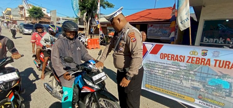 Pentingnya Kamseltibcarlantas Saat Berkendara, Sat lantas Polres TTS Bagi Stiker Imbauan