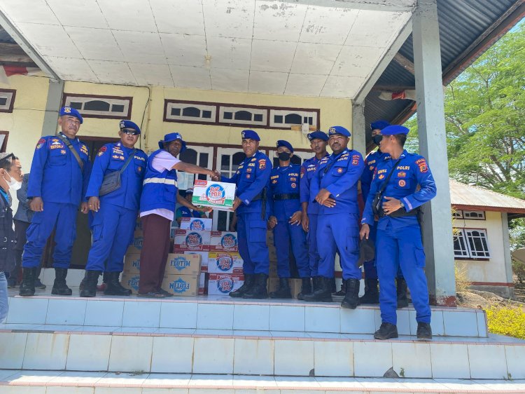 Polairud Polda NTT Salurkan Bantuan Sembako untuk Pengungsi Erupsi Gunung Lewotobi di Posko Konga