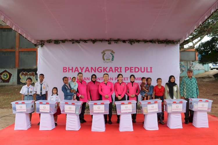 Peduli Stunting dan Pendidikan,  Ketua Pembina Yayasan Kemala Bhayangkari Bagikan  Bansos