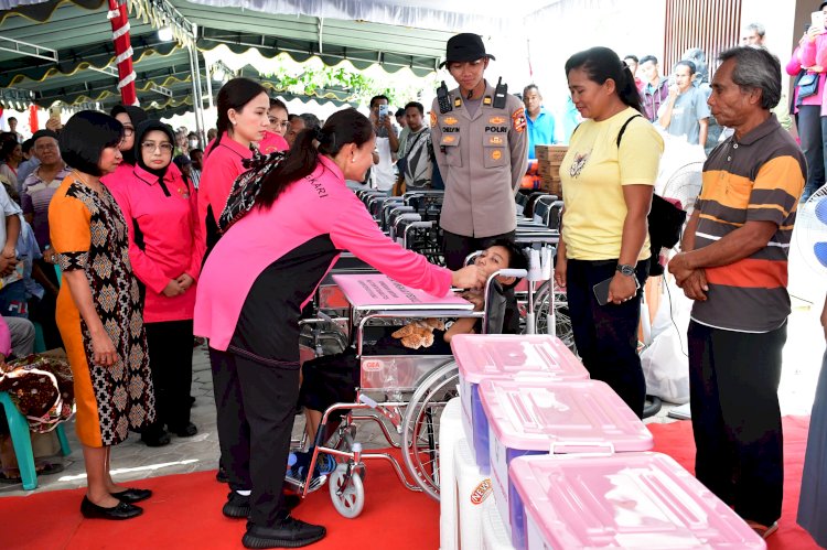 Bantuan Bhayangkari untuk Masyarakat Rote Ndao: Ny. Juliati Sigit Prabowo Berbagi Kebaikan dengan Ribuan Paket Bansos Bagi Masyarakat dan Anak Sekolah