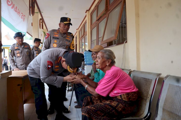 Tinjau Posko Pengungsian Lewolaga, Kapolri Semangati Lansia yang Sakit