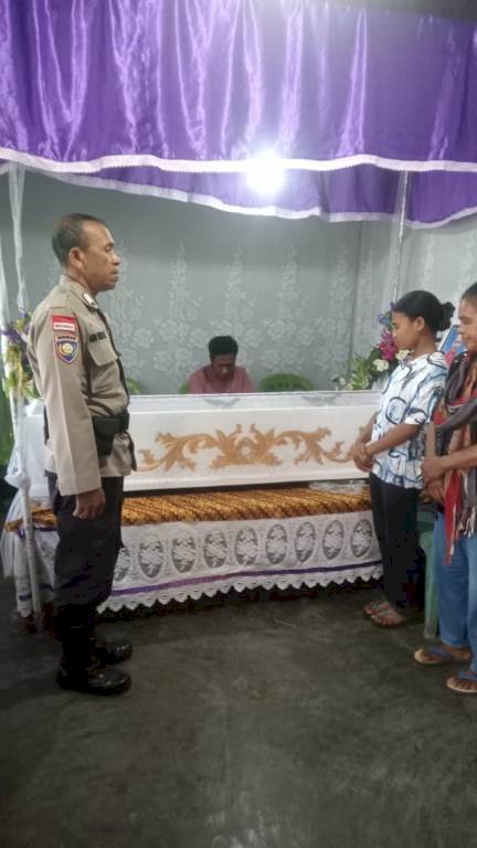 Rasa Peduli, Bhabinkamtibmas Pospol Kota Soe  Datangi  Warga Binaanya  Yang mengalami Kedukaan