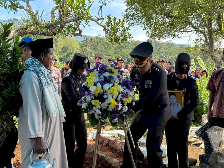 Kapolri Berikan Kenaikan Pangkat Anumerta Kepada Bripka Andithya