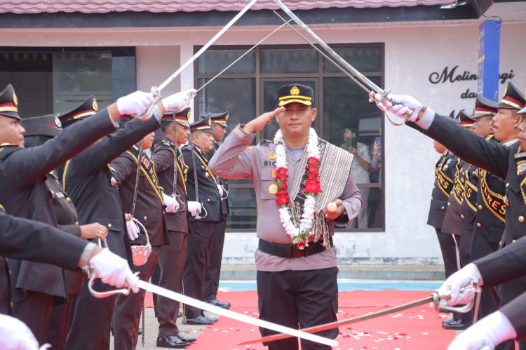 Tradisi Pedang Pora Warnai Penyambutan Pejabat Baru Kapolres TTS dan Pelepasan Pejabat Lama Kapolres TTS