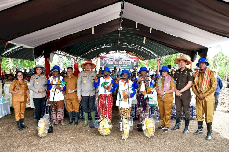 Swasembada Pangan 2025: Kapolda NTT Pimpin Penanaman Jagung Serentak di TTU