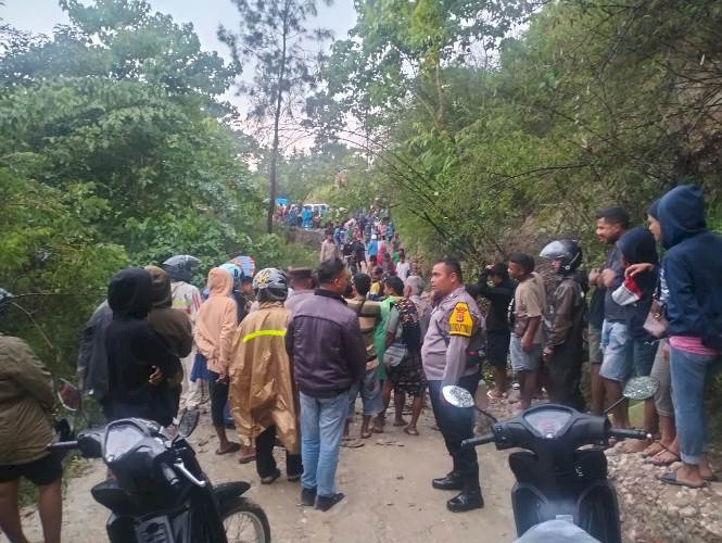 Pantau   Jalan Rusak Akibat Lonsor, Bhabinkamtibmas  Imbau Warga Berhati-hati