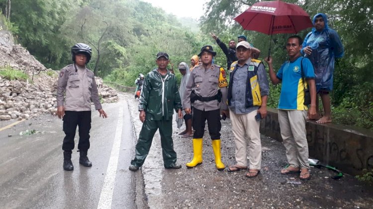 Akses Jalan Negara Jurusan Batu Putih-Kupang Normal kembali Berkat Gerak Cepat Polres TTS  dan Dinas Teknis