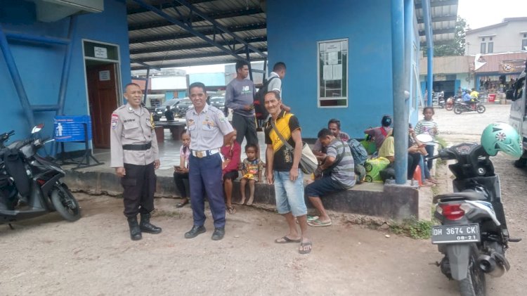 Sambangi  Ke Terminal Kota Soe, Bhabinkamtibmas Ajak  petugas Terminal Sama-Sama Jaga Kamtibmas