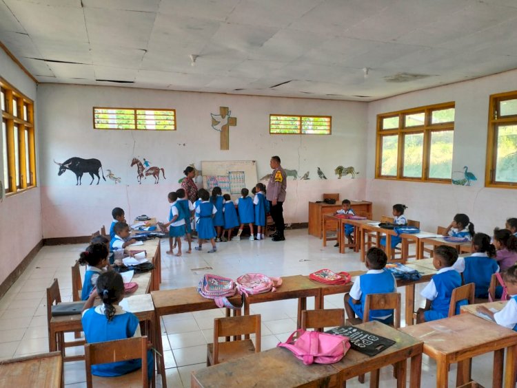 Tanamkan Kecintaan Anak Kepada Polisi, Bhabinkamtibmas Sambangi PAUD