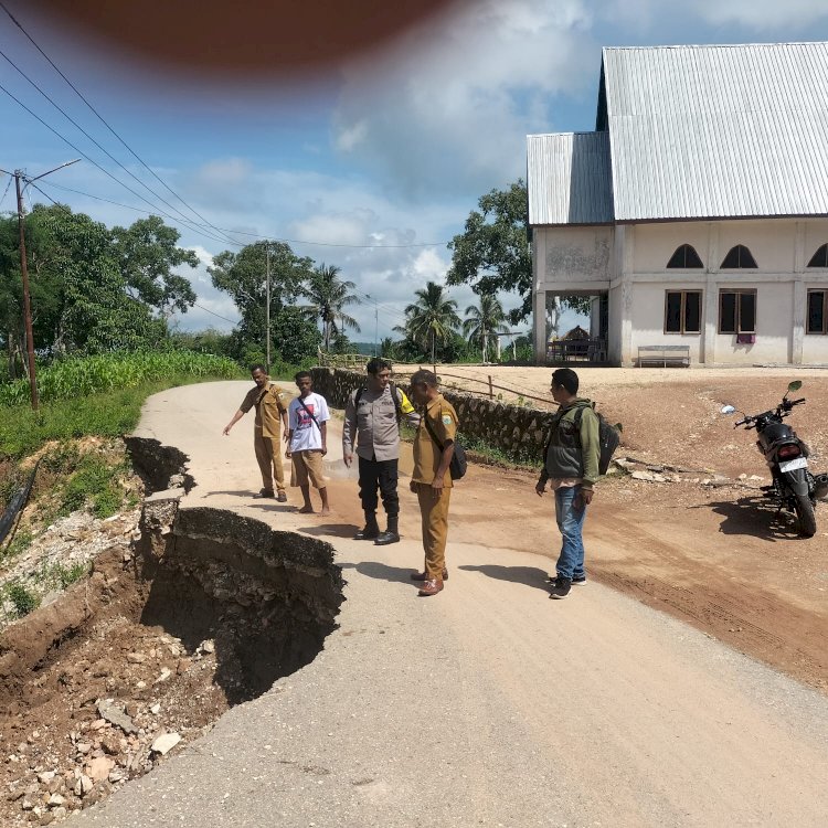 Antisipasi Terjadi Hal-hal yang tidak diinginkan, Bhabinkamtibmas  Pantau Jalan Rusak Dan Imbau Warga Berhati-hati