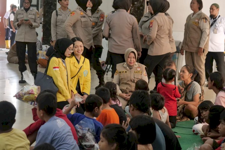 Polri Bersama Mahasiswa Beri Trauma Healing ke Korban Banjir Ciliwung