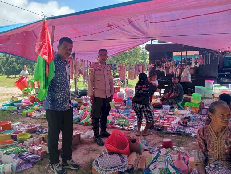 Hadir di Pasar Mingguan , Bhabinkamtibmas Sampaikan Pesan Kamtibmas