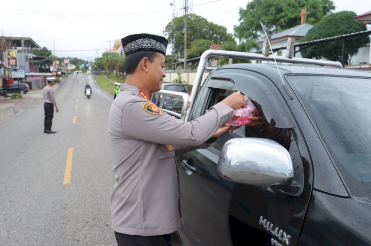 Bagi Takjil Gratis, Indahnya Polres TTS Berbagi Di Bulan Suci Ramadhan Wujudkan Silahturahmi bersama Warga