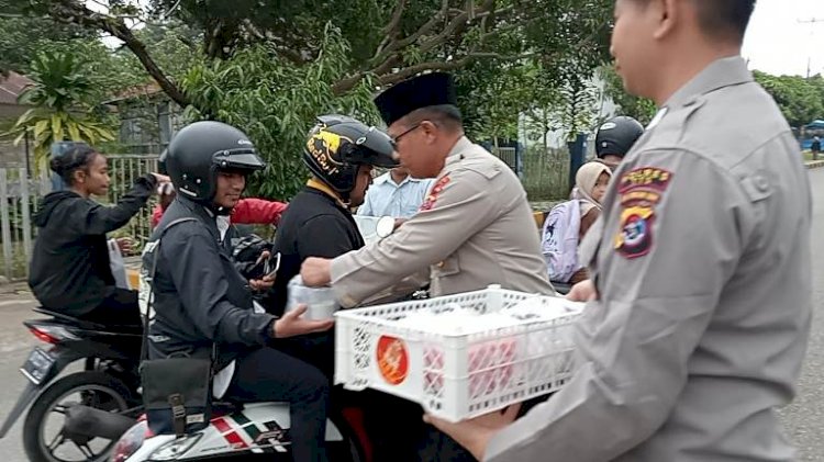 Sebagai Bentuk Tali Asih , Sat Reskrim Polres TTS Bagi Takjil Kepada Warga